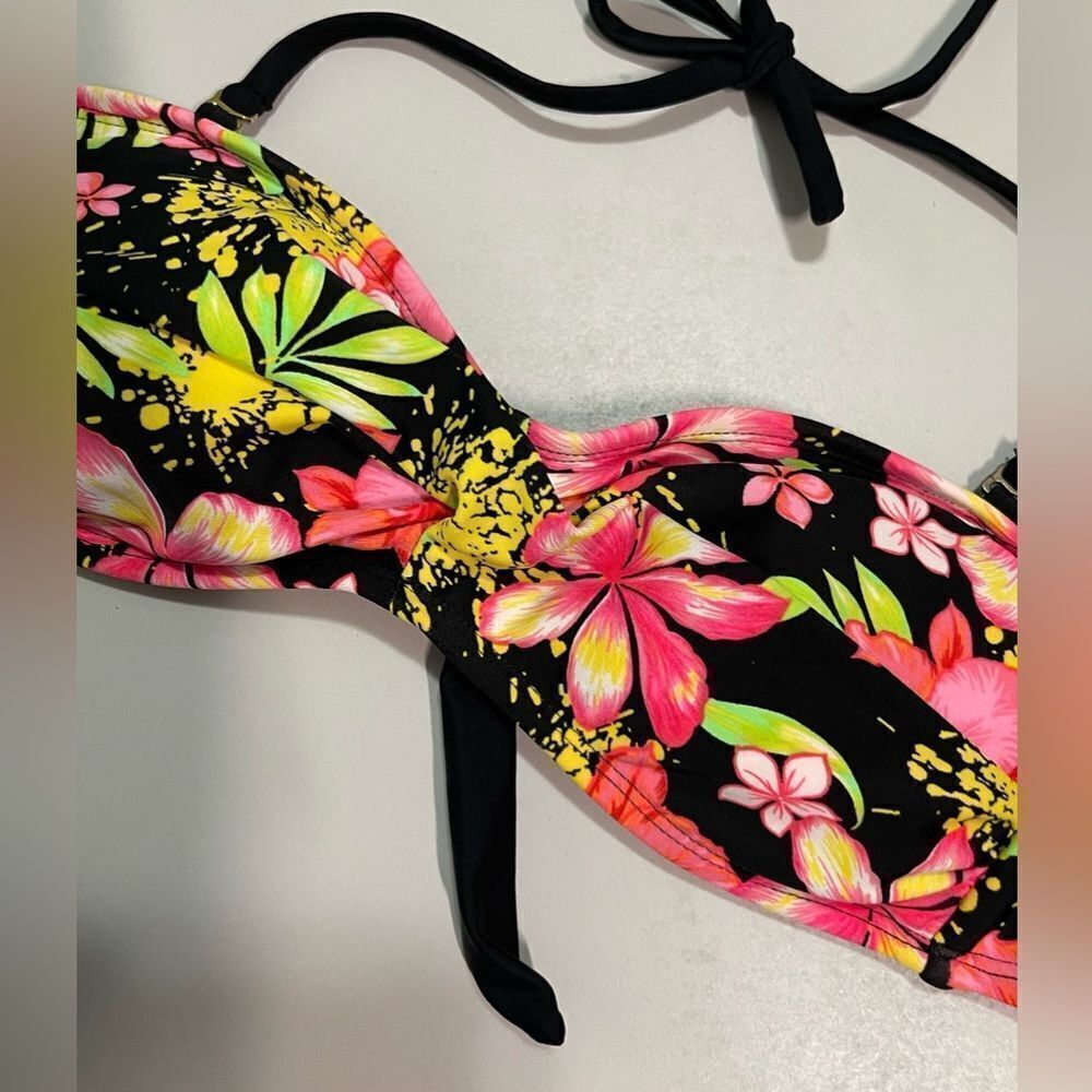 Super cute Hawaiian print bikini top.